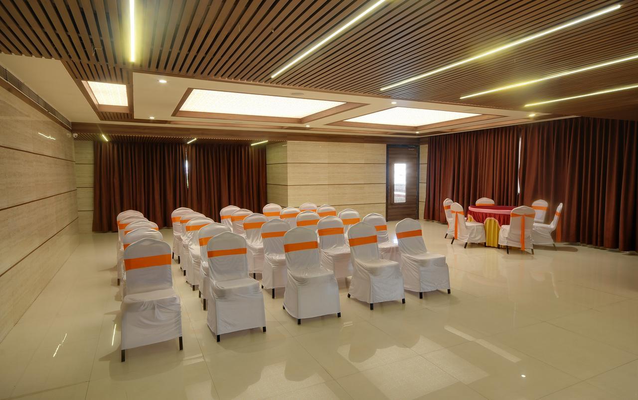 Shreeji Vatika Hotel Surat Buitenkant foto