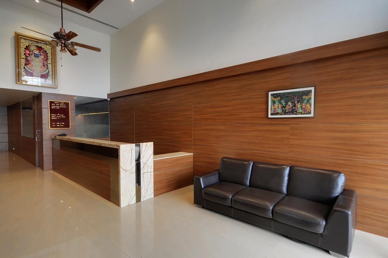 Shreeji Vatika Hotel Surat Buitenkant foto