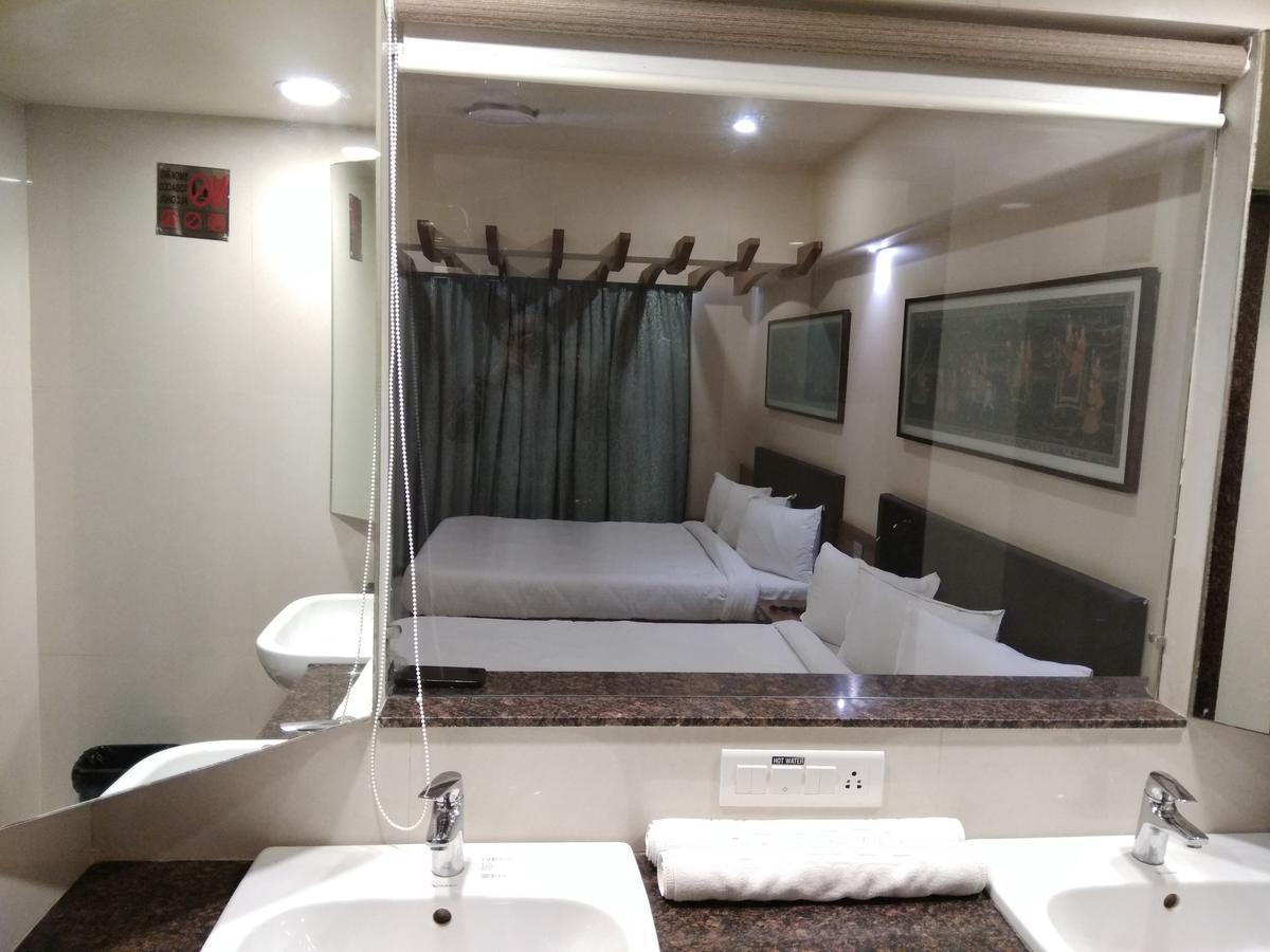 Shreeji Vatika Hotel Surat Buitenkant foto