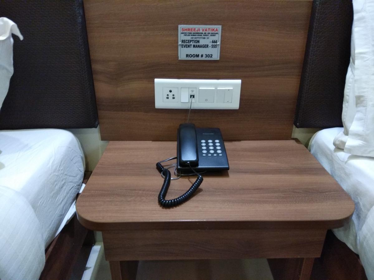 Shreeji Vatika Hotel Surat Buitenkant foto